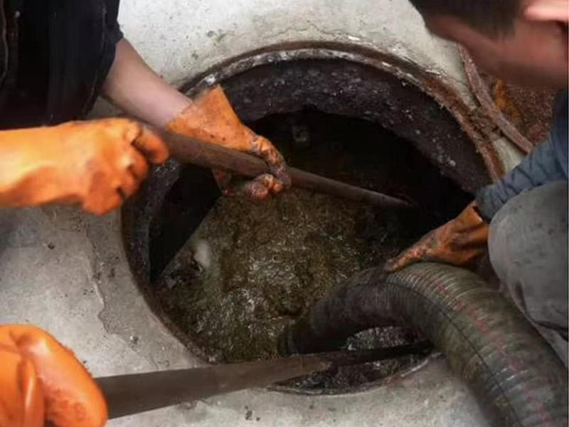 中堂镇清理化粪池时如何避免沼气的危害？